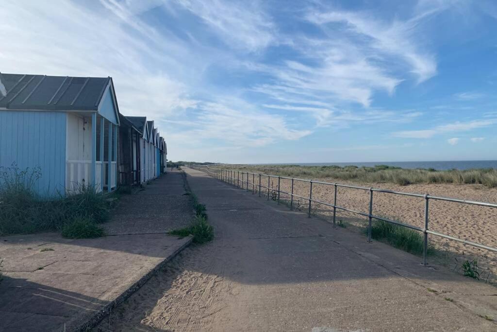 Shore Lodge. 4 Bed Bungalow Only Mtrs From The Beach. Sleeps 8 Sutton-on-Sea Exterior foto